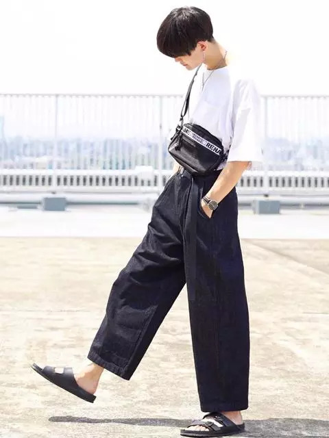 日本型男最爱的单品就是它!背上随身小包展现街头潮流