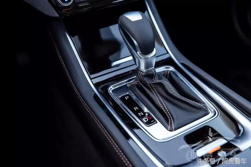 这款两厢车，低趴设计类似小钢炮，配1.6T发动机，比高尔夫能跑！