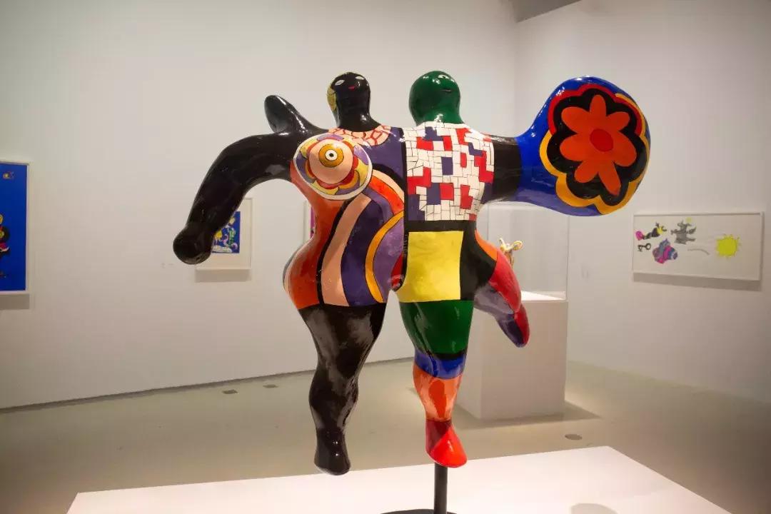 亚洲首展！开枪射画肉上绣花……这场叫“她”的展览，见识女性的力量