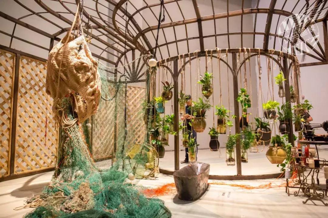 亚洲首展！开枪射画肉上绣花……这场叫“她”的展览，见识女性的力量