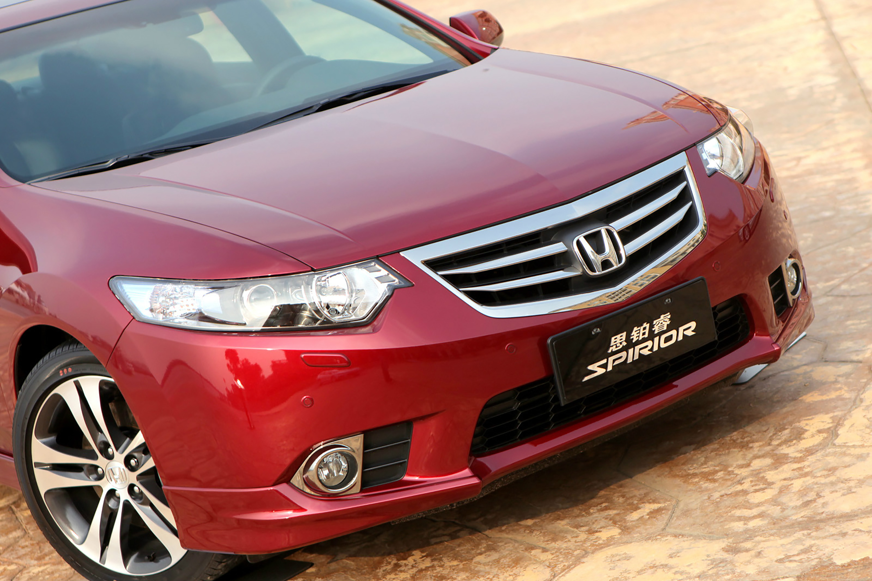 二手思铂睿和皇冠哪个更值得买,17年思铂睿2.0二手多少钱