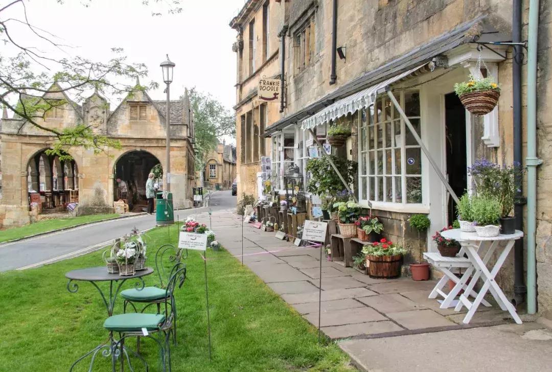 为什么英国人喜欢旅游呢,英国人的城镇和乡下生活