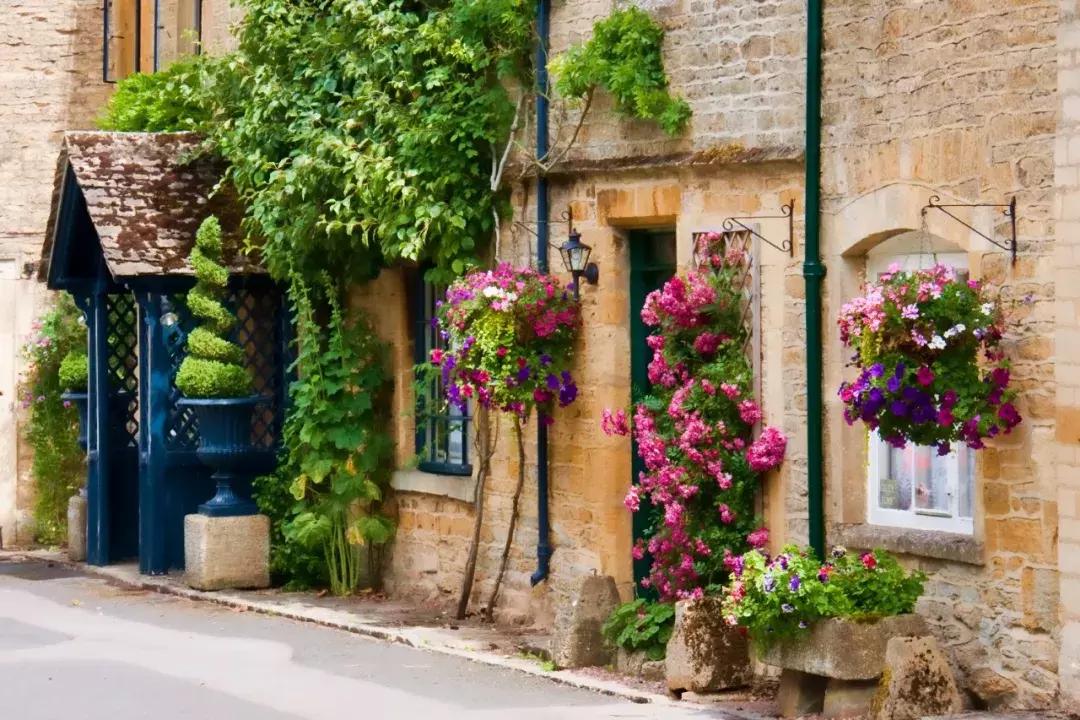 为什么英国人喜欢旅游呢,英国人的城镇和乡下生活