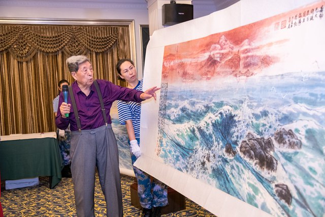 肖劲光大将后代向青岛海军博物馆捐赠书画