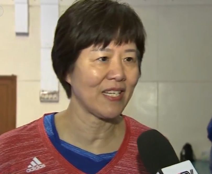 郎平中国女排对战日本队,中国女排输赛郎平当场气成表情包