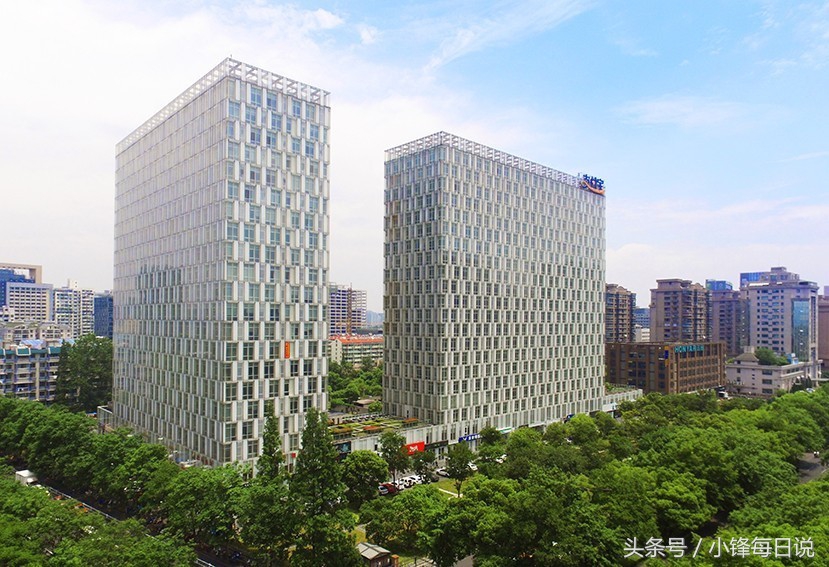 比起跪爬、互扇耳光、喝厕所水,阿里的裸奔是病态还是企业文化