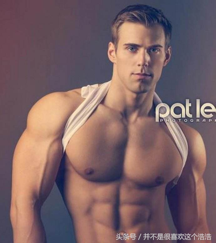 兄弟胸肌怎么练的,两兄弟5分钟快速练出腹肌