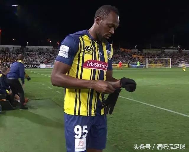 飞人博尔特踢足球,飞人博尔特扣篮完整视频