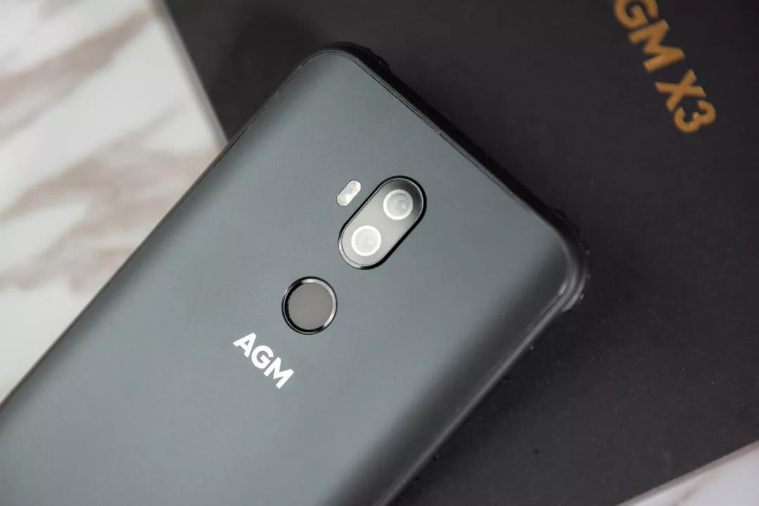 再也不怕碎屏、进水！这手机埋土里、放锅里煮都能用，网友：过瘾