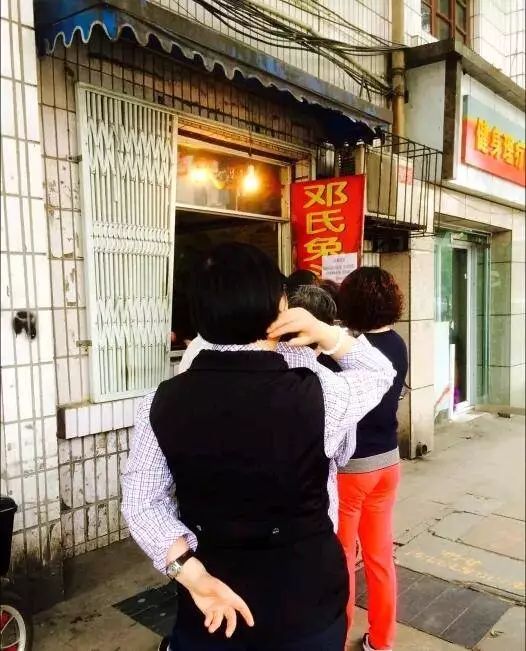 一天卖200个兔头,一天卖出1000只鸡