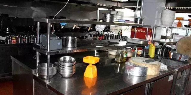 未定期清洗烟道,清理烟道管道