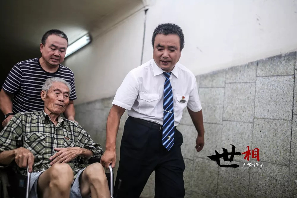 32年迎来送往，3000张站台票是他看世界的方式