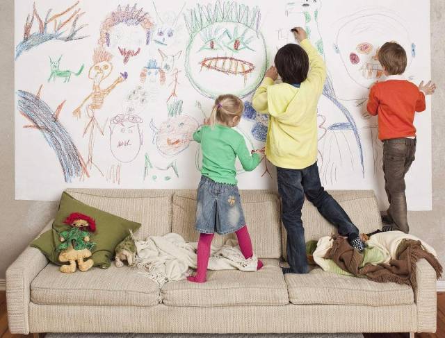 小孩子在拿铅笔在墙上画画怎么办,小孩在墙壁画画怎么办