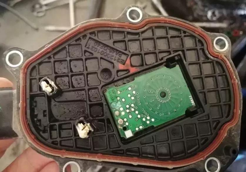 全柴490怠速都冒黑烟,国四柴油发动机怠速加油门冒黑烟