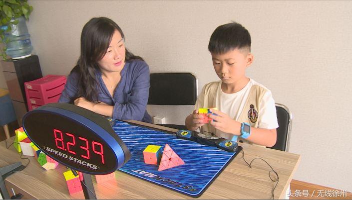 世界顶尖魔方高手拼魔方的方法,魔方挑战1分钟还原12个魔方