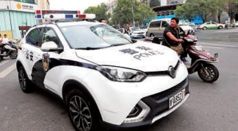 嫌拼车空调不凉女子被司机扔服务区;快递员撞人后蜗居帐篷365天