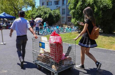 嫌拼车空调不凉女子被司机扔服务区;快递员撞人后蜗居帐篷365天