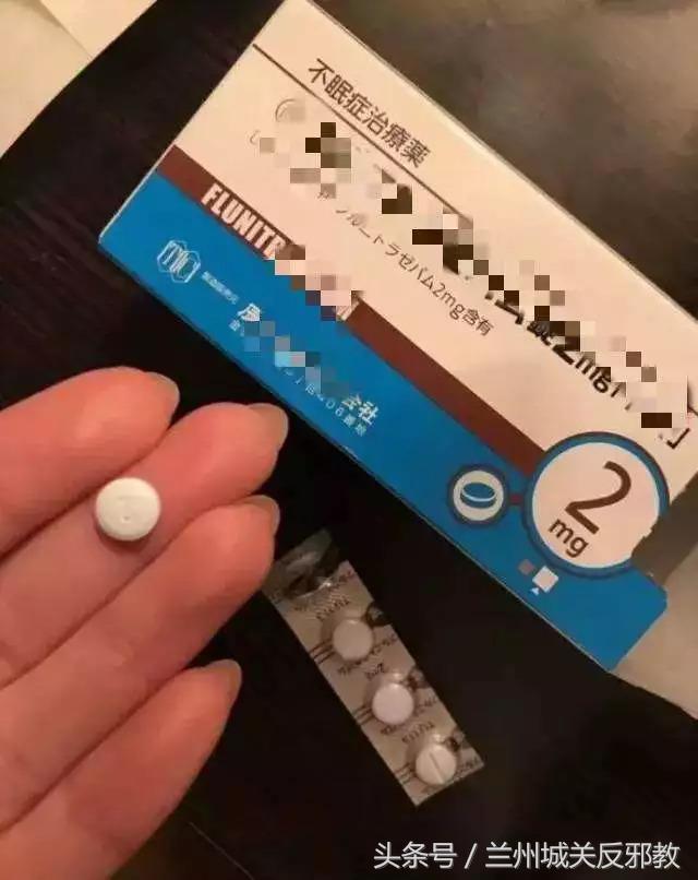 高铁上女子被抓,95后高铁女孩被拘