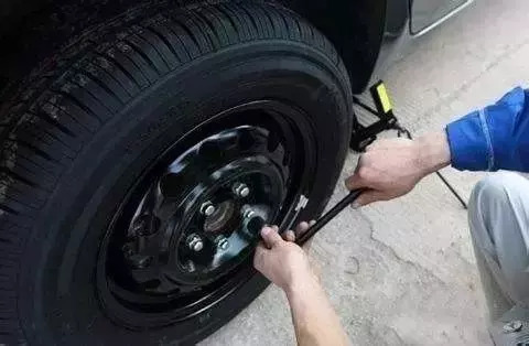 汽车轮胎螺丝卸不下来怎么办,汽车轮胎螺丝卸不下来怎么办呢