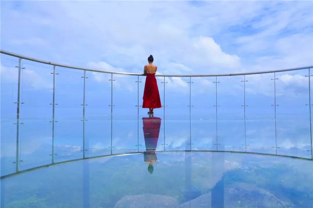 1200㎡透明泳池小红书点赞100w+,这家黄金海岸边的酒店才是海岛季首选