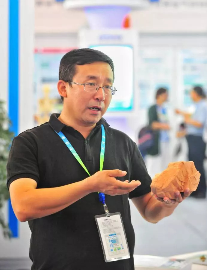 凹凸棒“棒棒哒”新能源汽车植入“龙江芯”｜巡馆“高大上”新博会