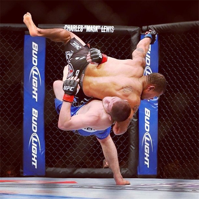 嘴炮和ufc轻量级冠军小鹰,2018ufc嘴炮vs小鹰最强大战