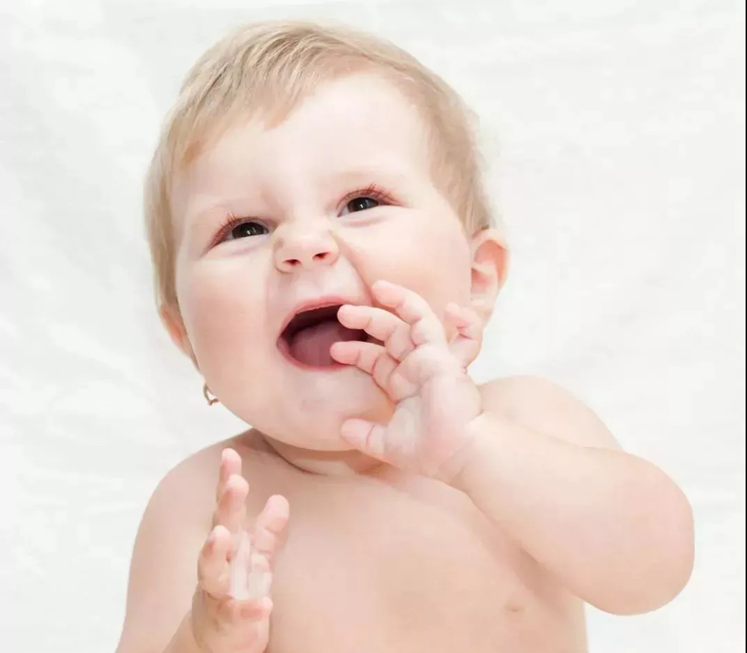 不随意掰开手指，不剪眼睫毛，不拧捏脸蛋，新生儿还有什么需要注意的？这篇文章告诉你~