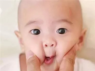 不随意掰开手指，不剪眼睫毛，不拧捏脸蛋，新生儿还有什么需要注意的？这篇文章告诉你~