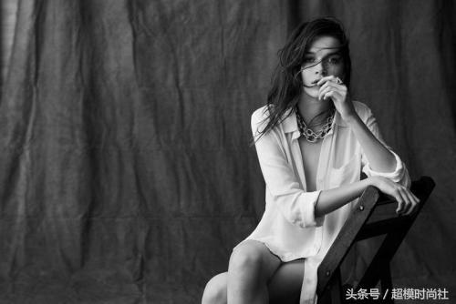 身高不过1米7，还有O型腿，她凭什么征服浪子德普叔和小李子？