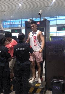 轻松一刻：这个不经意的小动作，可能毁了孩子一生