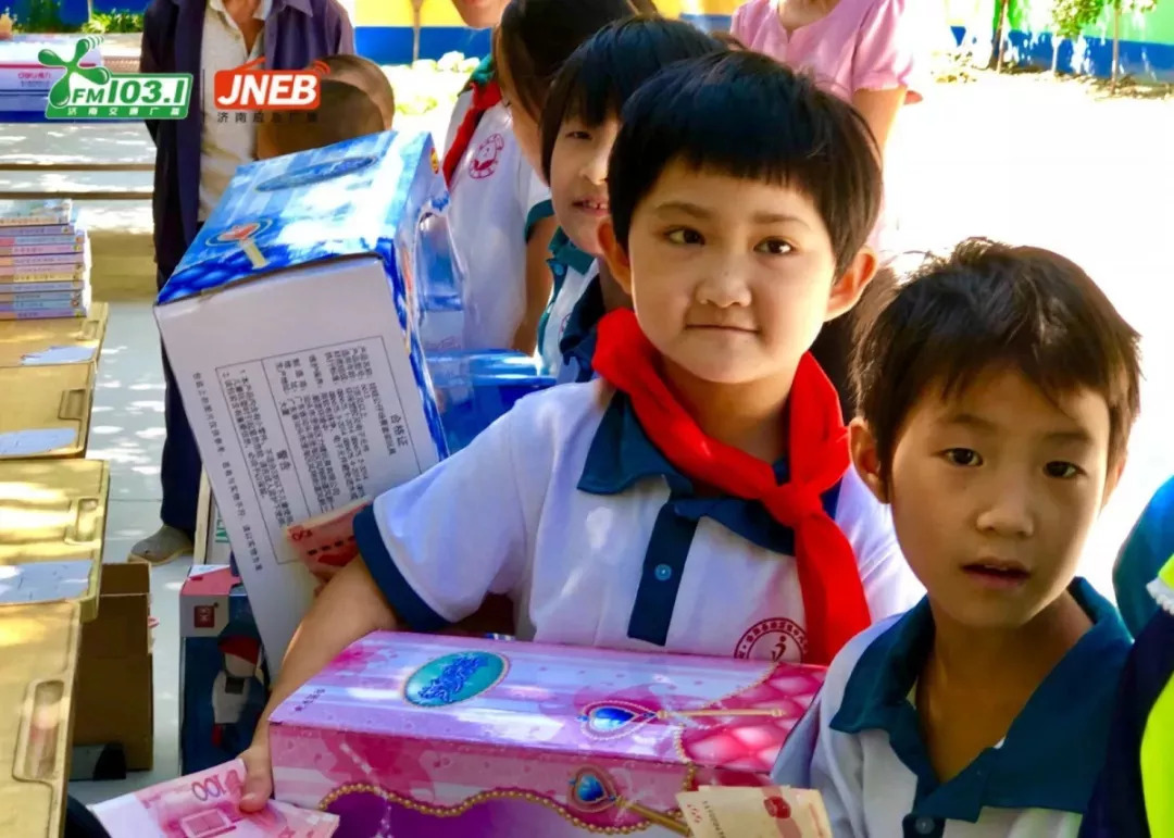 美丽乡村爱心公益慰问,美丽乡村行在学校巡回宣讲