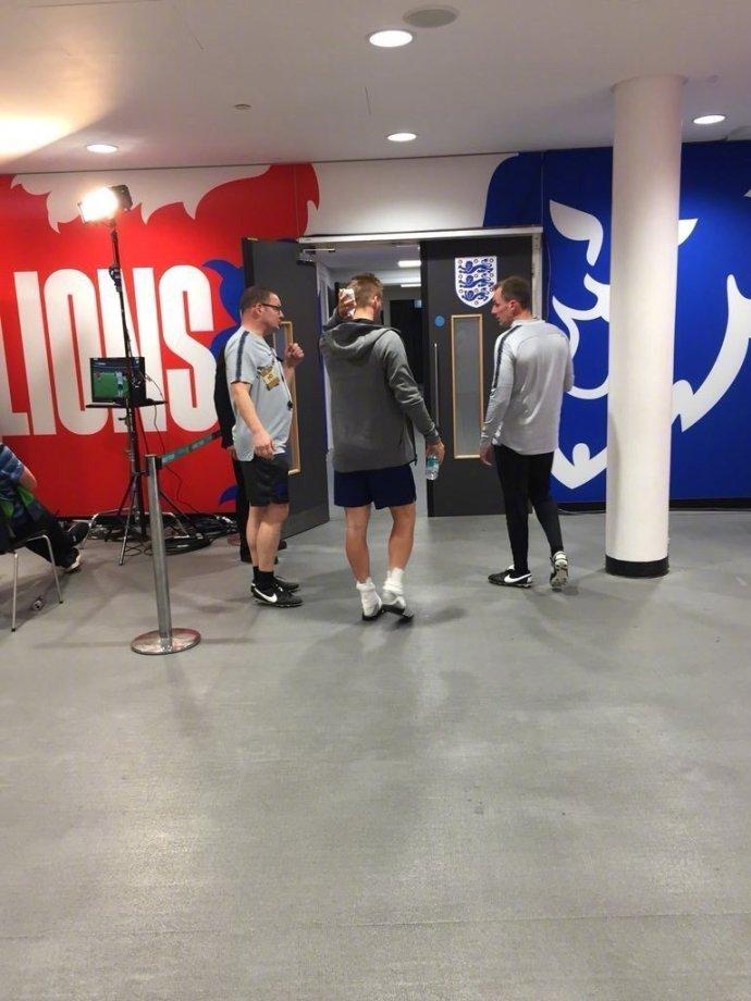 惊魂！曼联飞翼卢克肖头部着地被抬出场，但已苏醒并向家人报平安