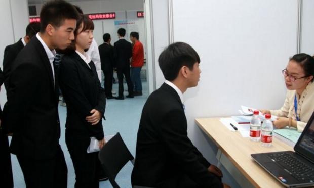 面试官：你怎么卖给单身女生避孕套吗？男员工神回复，当场录用！