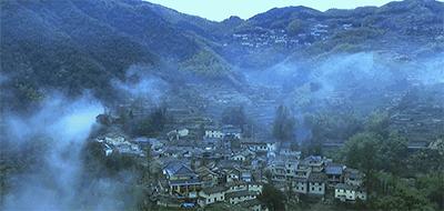 她和发小在500米悬崖边盖了云中小屋，走吧，这次我们一起去看云~