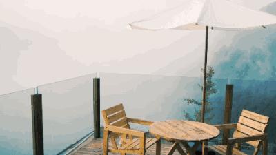 她和发小在500米悬崖边盖了云中小屋，走吧，这次我们一起去看云~