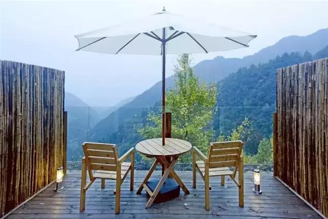 她和发小在500米悬崖边盖了云中小屋，走吧，这次我们一起去看云~