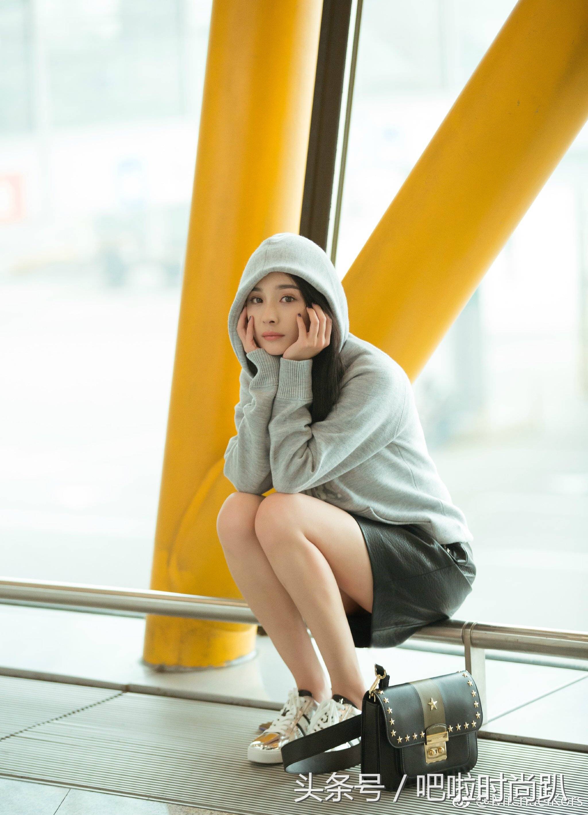 杨幂复出金色礼服,杨幂重返二十年前造型