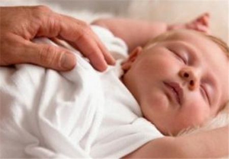 小孩吃奶粉胀气咋回事,宝宝吃奶粉总是胀气怎么回事