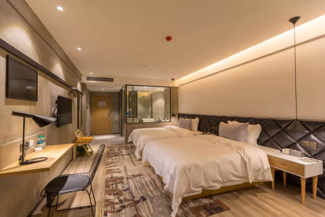 没毕业就创业！这个92年的霸道总裁，3年连开4家酒店口碑爆表，好评率94%