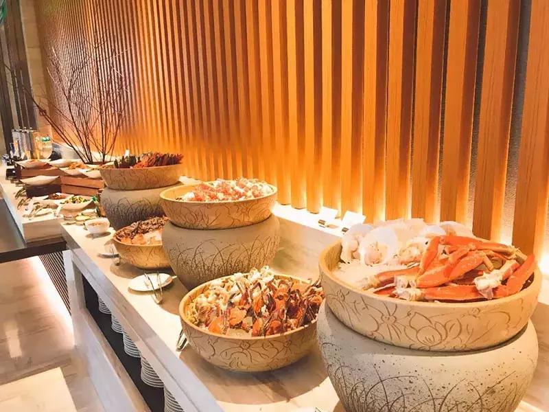 王子饭店曾经的女老板，在北郊盖了栋楼，里面放了1600件瓷器