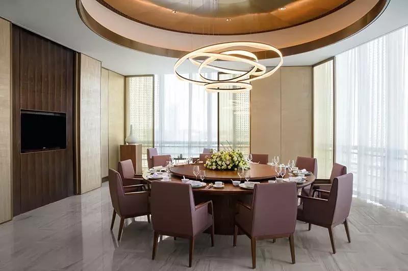 王子饭店曾经的女老板，在北郊盖了栋楼，里面放了1600件瓷器