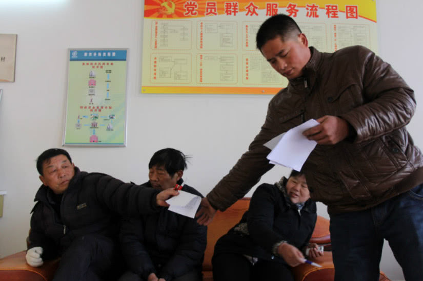 村干部不肯公开财务，村民该如何应对？手机就可以举报！