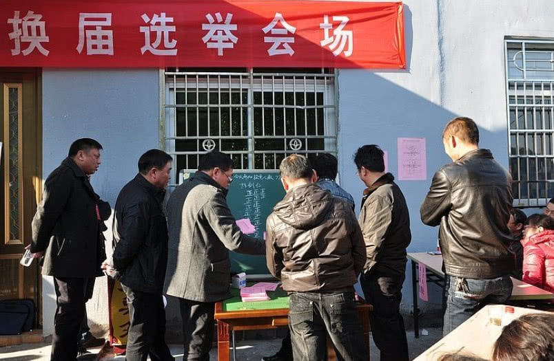 村干部不肯公开财务，村民该如何应对？手机就可以举报！