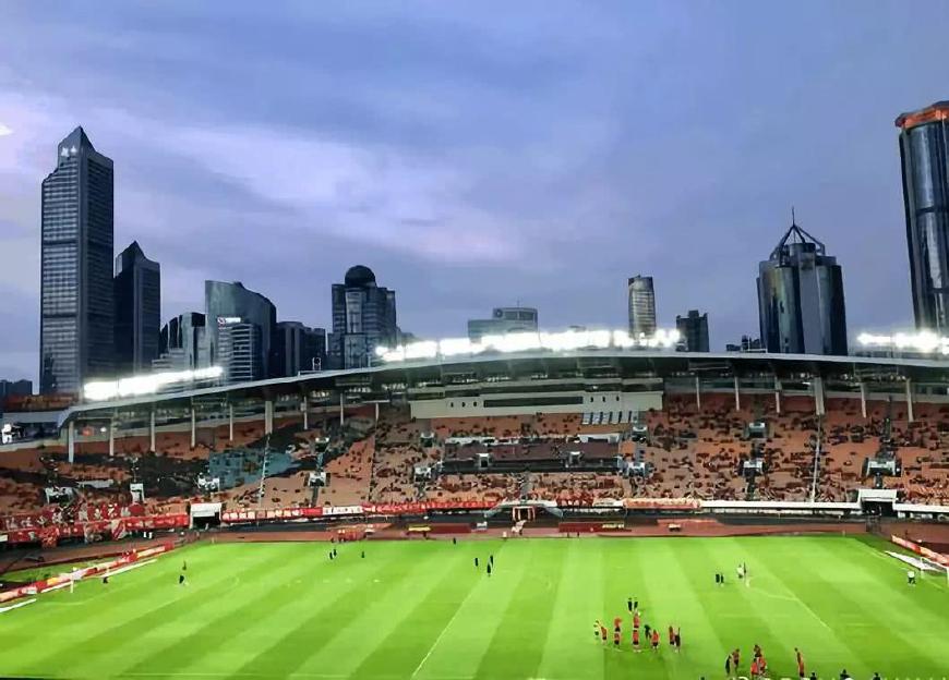 泥土裸露，惨不忍睹！昔日中超魔鬼主场，现沦为超级“菜地”