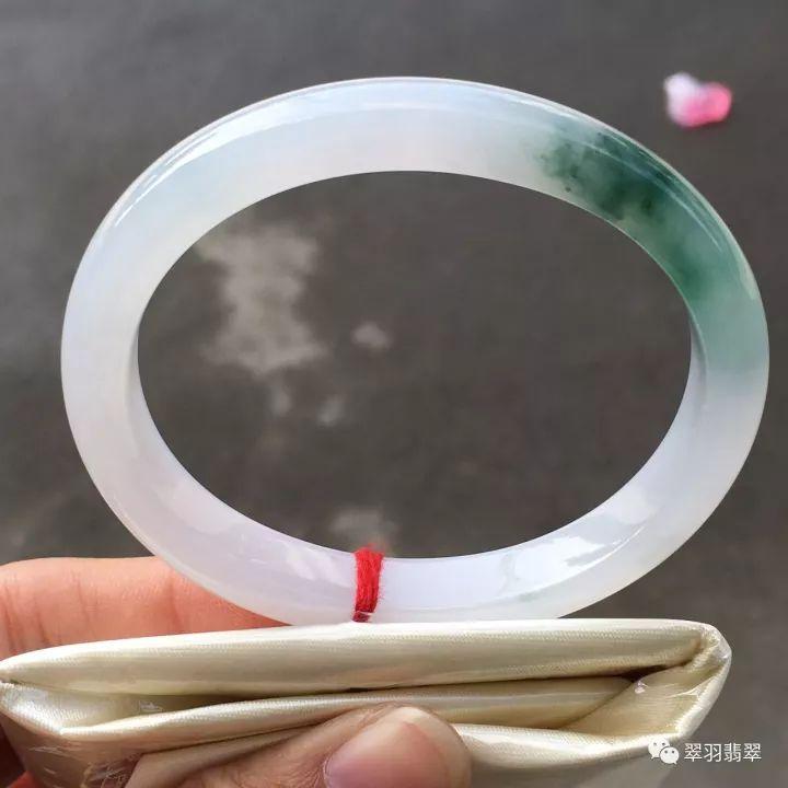 手镯戴不进手上怎么办,手镯胖了摘不下来有什么玄学