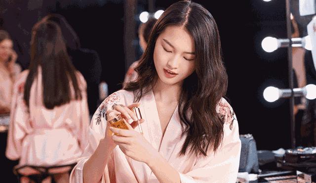 奚梦瑶刘雯同时走维密,维密刘雯奚梦瑶2018