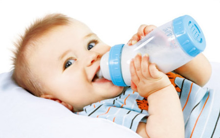 三个月宝宝晚上睡觉要叫醒夜奶吗,三个月宝宝睡整夜觉要叫醒喂奶吗