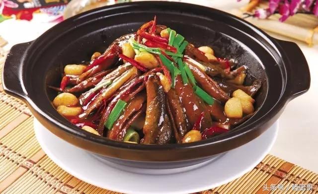 厨师做泥鳅教程,大厨教你泥鳅鱼的正宗做法