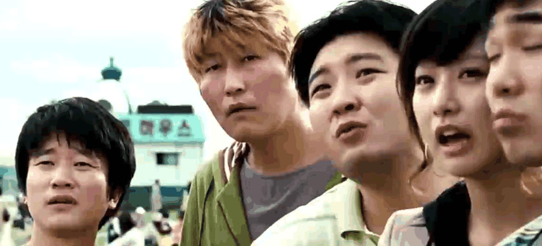 30多米长的怪物上岸咬人，竟然连小孩子都不放过！