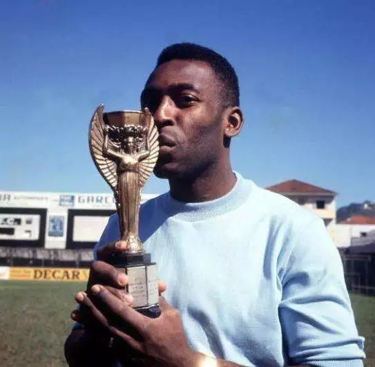 从贫民到枭雄的逆袭,从贫民窟到亿万球星